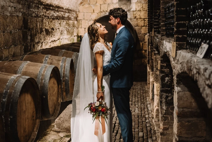 Trouwfoto in de wijnkelder van Thiessen