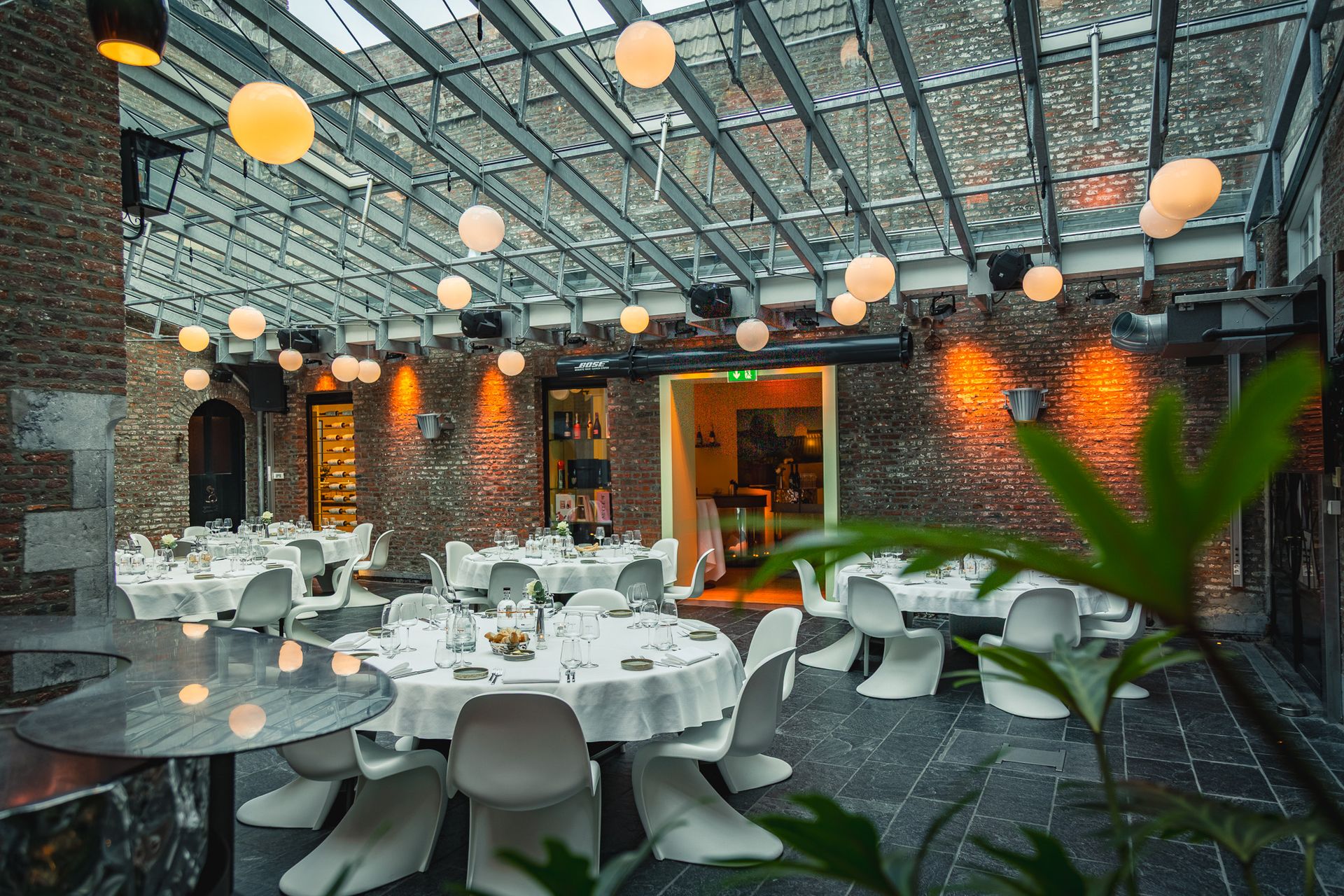 Gedekte tafels voor een diner om te trouwen in Maastricht bij Thiessen